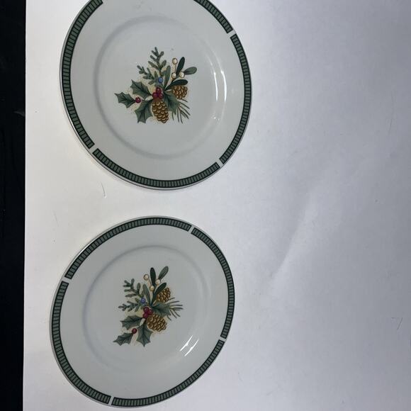 Fairfield Fine China Wintergreen 8" Salad Plate Holly Berries & Pine Cones Set 2 - Picture 1 of 4